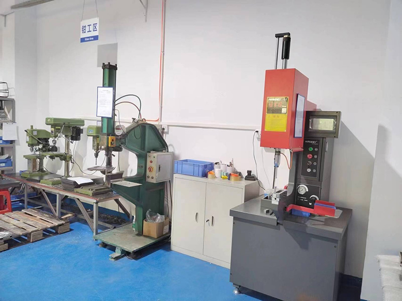 數(shù)控鉚釘機(jī)